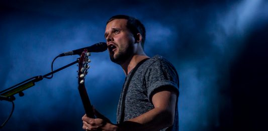 White Lies – In The Middle: Zwischen Synths, Saxophon und Selbstfindung