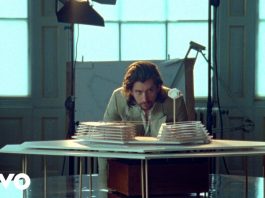 Arctic Monkeys präsentieren Video zu Four Out Of Five