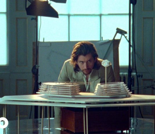 Arctic Monkeys präsentieren Video zu Four Out Of Five