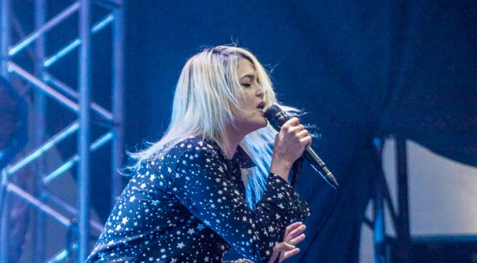 Alison Mosshart teilt erste Solo Single „Rise“