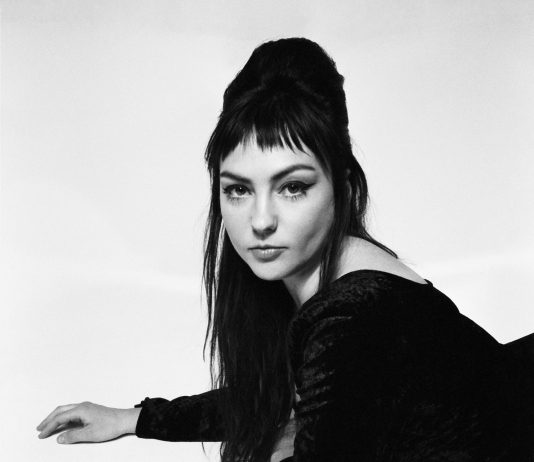 Schaut euch das neue Angel Olsen Video zu Lark an