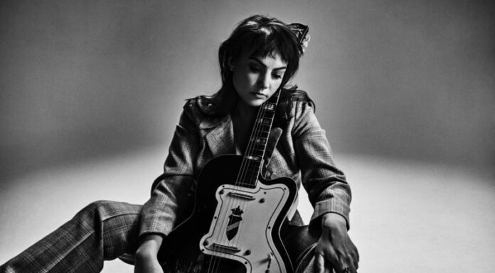 Angel Olsen neue Single „Waving, Smiling“