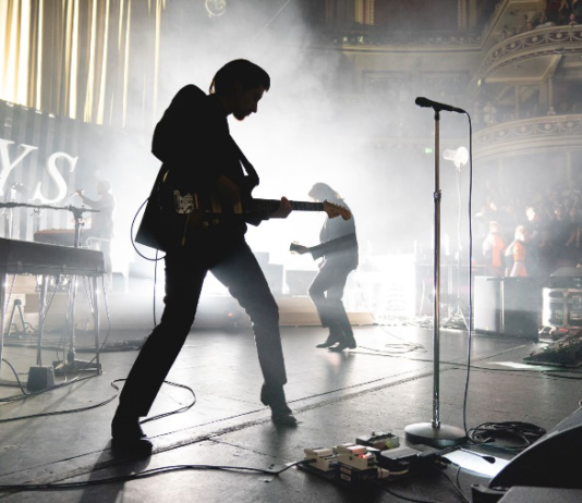 Arctic Monkeys veröffentlichen Livealbum für War Child UK