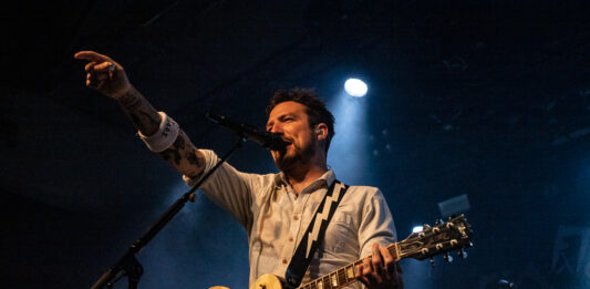 Endlich wieder Circle Pits – Frank Turner war in Stuttgart
