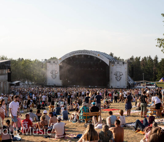 Finale Bandwelle für das Happiness Festival 2026 steht fest