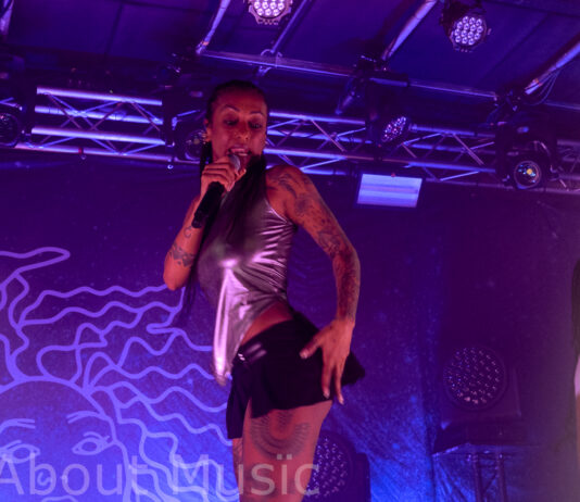 Nura spielte im Club des Im Wizemann (Stuttgart) vor ausverkaufem Haus