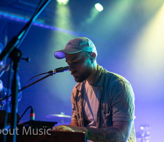 ÁSGEIR verzaubert im Club des Im Wizemann in Stuttgart
