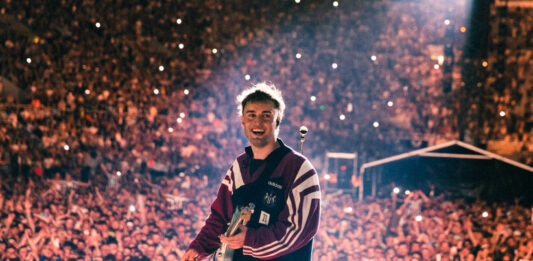 Sam Fender kündigt neues Album People Watching an