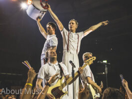 Kraftklub spielen in Stuttgart in der restlos ausverkauften Schleyerhalle