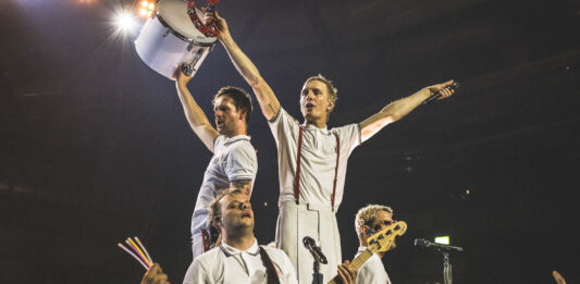 Kraftklub spielen in Stuttgart in der restlos ausverkauften Schleyerhalle