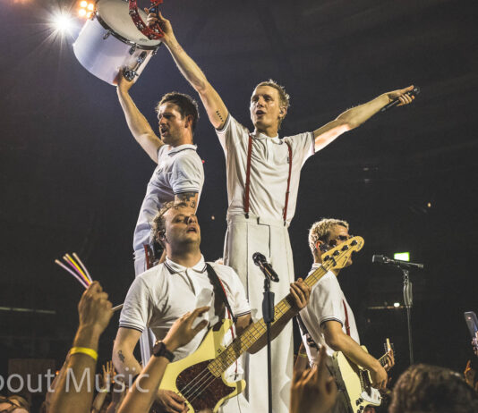 Kraftklub spielen in Stuttgart in der restlos ausverkauften Schleyerhalle