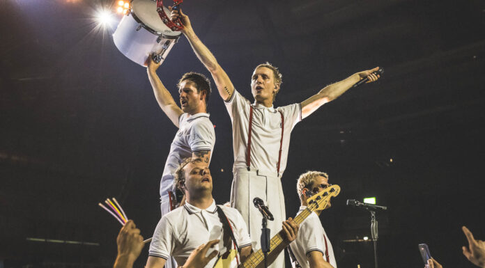 Kraftklub spielen in Stuttgart in der restlos ausverkauften Schleyerhalle